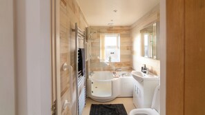 Shower - 2-Bed Wallington, Sleeps 6, Parking, Near LGW (Wallington, Surrey)