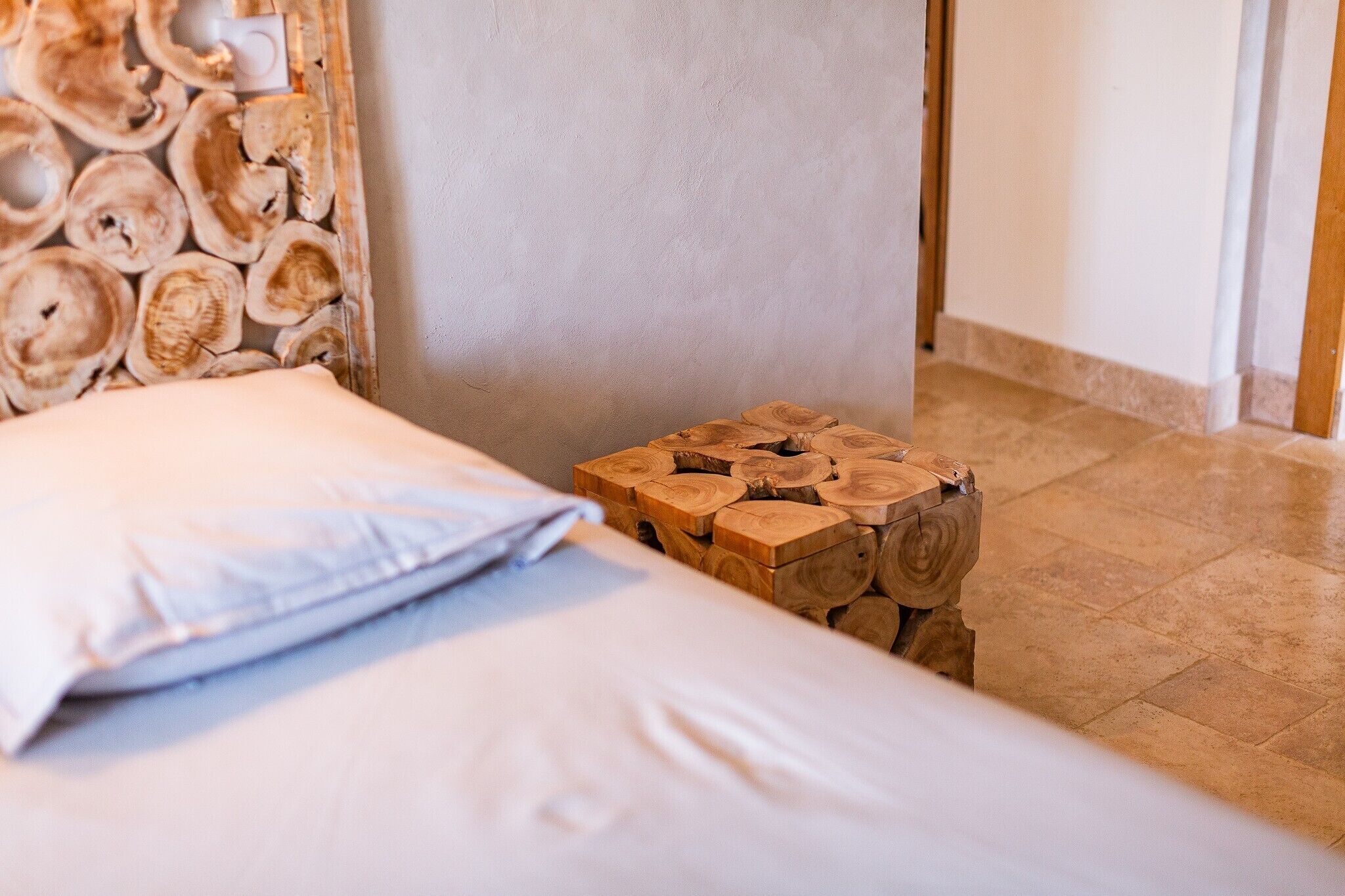 1 quarto, ferros/tábuas de passar roupa, roupa de cama