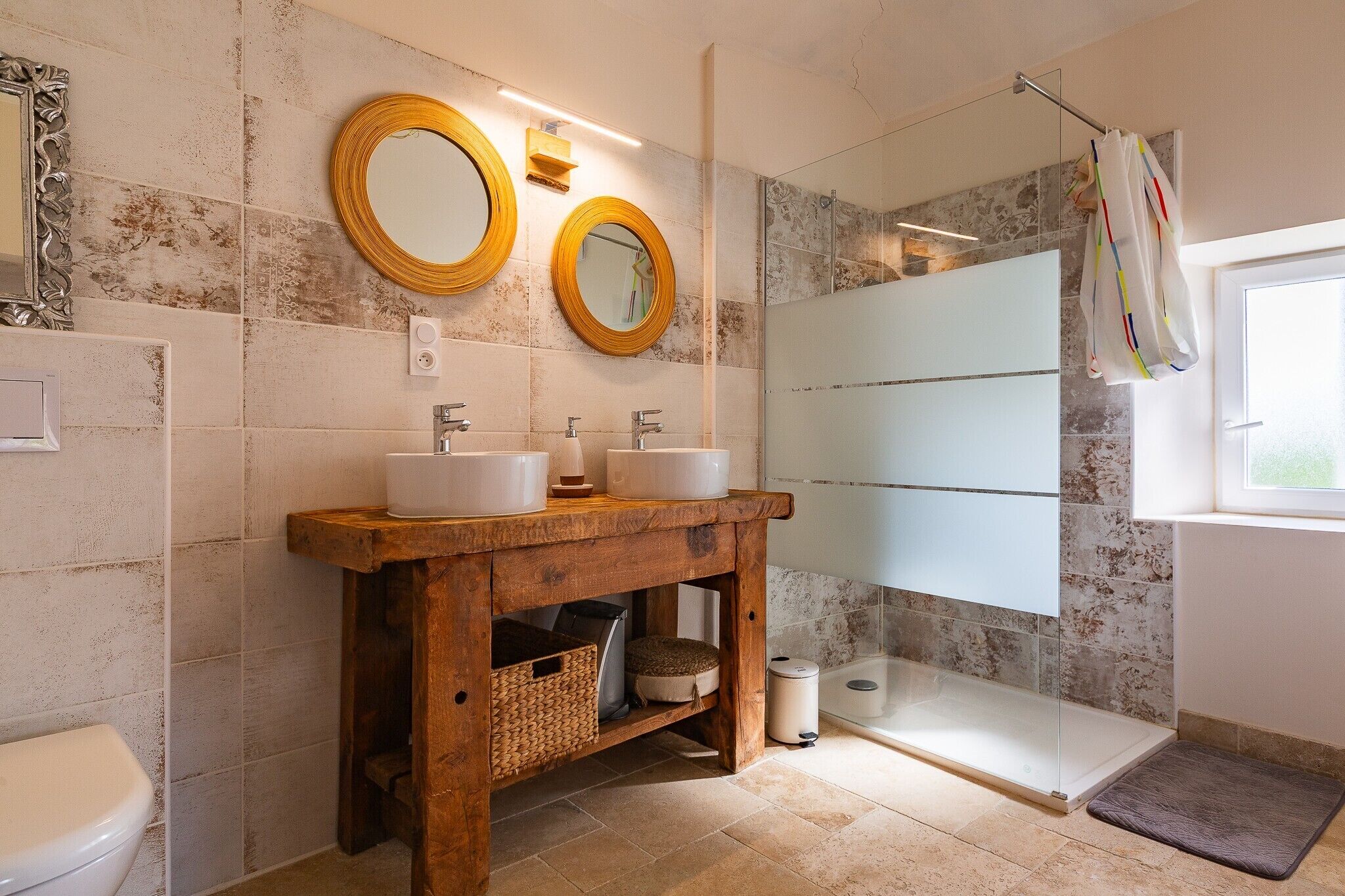 Shower, free toiletries, hair dryer