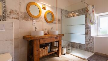 Shower, free toiletries, hair dryer