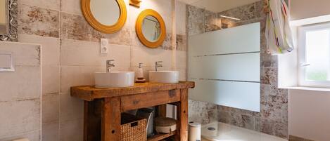 Shower, free toiletries, hair dryer