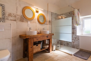 Shower, free toiletries, hair dryer