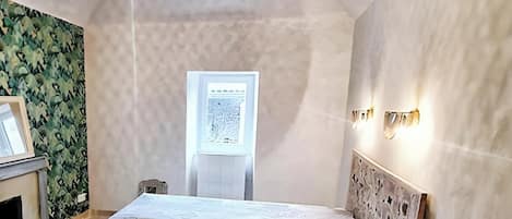 1 chambre, fer et planche à repasser, draps fournis