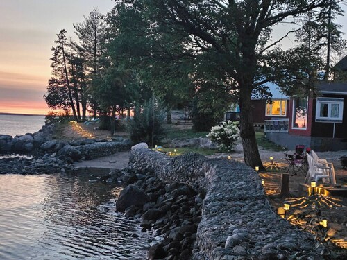 Waterfront Cabin on Lake Superior Sleeps 7 Plus ppl