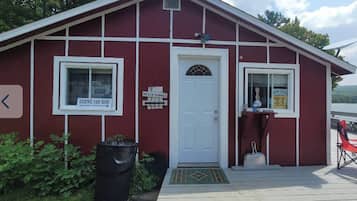 Cabin, 2 Bedrooms, Smoking, Balcony | Exterior detail