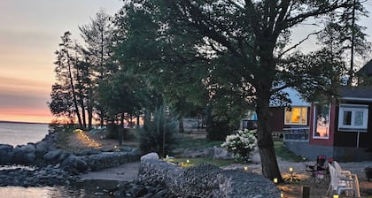 Lake Superior Waterffront Main Unit of Duplex Sleeps 8 ppl