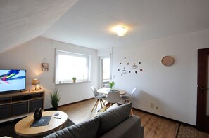 TV, stereo - Haus Pithan - House Pithan in Werdum - Holiday home with garden, WLAN and 4 (Werdum)