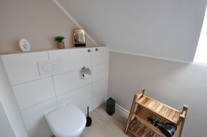 Douche, sèche-cheveux, serviettes fournies