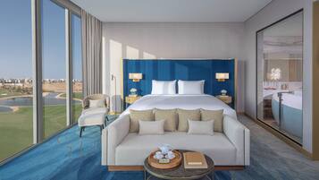 Suite Junior, pemandangan lapangan golf | Minibar, tirai kedap cahaya, dan setrika/meja setrika