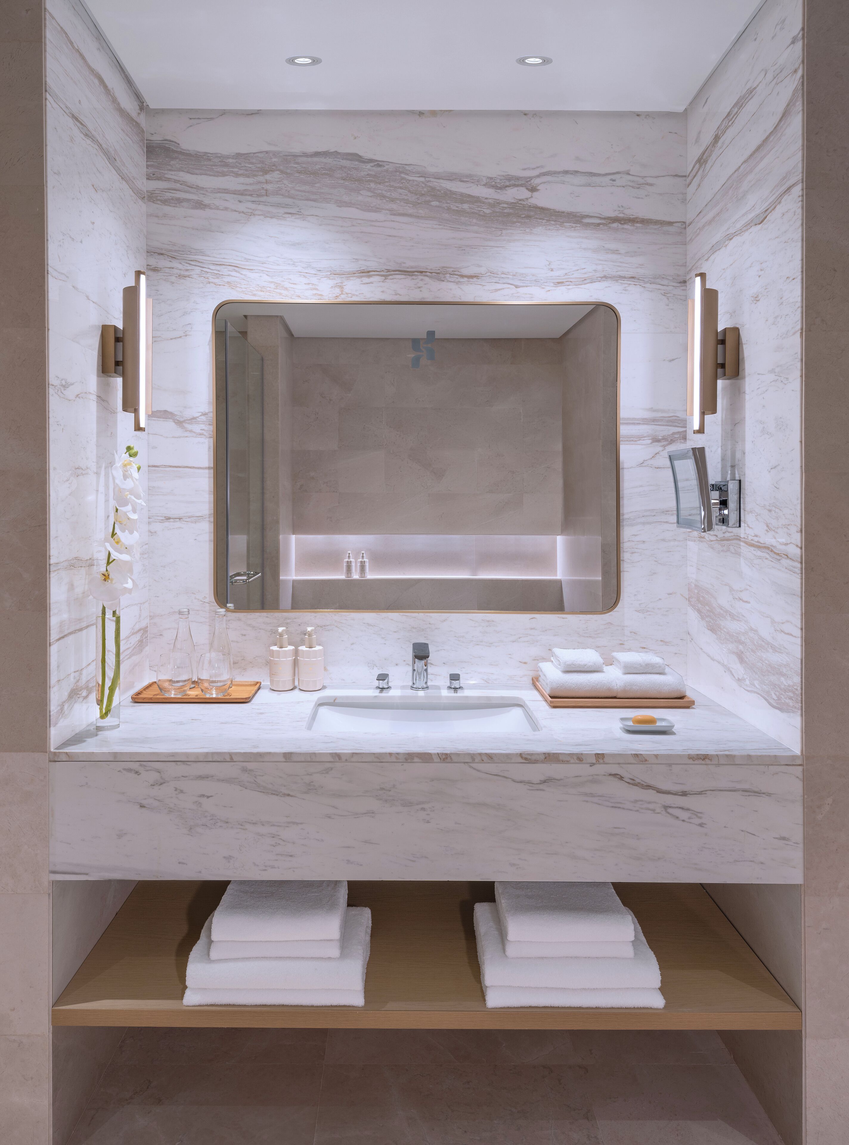 Suite, 1 habitación, vistas al campo de golf | Baño | Ducha y cabezal de ducha tipo lluvia