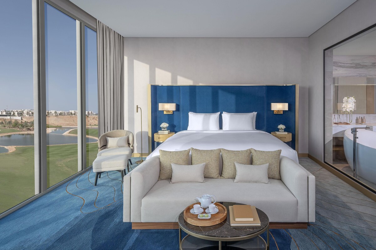 Suite junior, vista al campo de golf | Minibar, cortinas blackout y insonorización