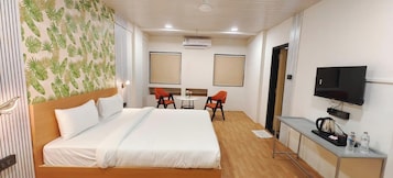 Escritorio, cortinas blackout y tabla de planchar con plancha 