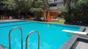 Una piscina al aire libre