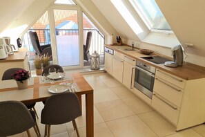 Fridge, microwave, oven, stovetop - Cosy apartment with balcony in a beautiful location, close to the town center (Krummhörn)