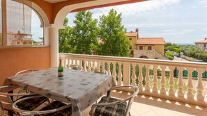 Outdoor dining - Apartman Benni by Villas Guide (Vodnjan)