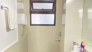 샤워 시설, 무료 세면용품, 타월, 비누