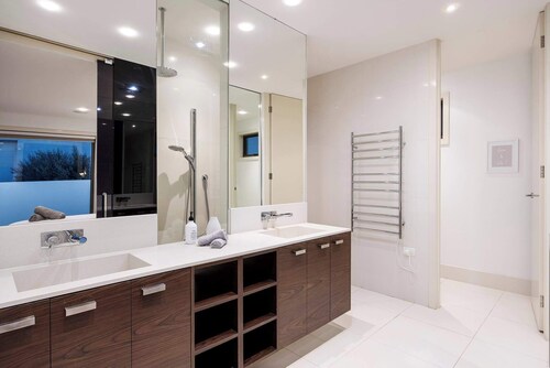 Bella Vista | Pool, spa & bay views