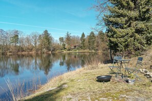 Outdoor dining - Idyllic lakeside cottage (Bockhorn)
