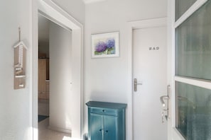 Shower, hair dryer, towels - Idyllic lakeside cottage (Bockhorn)