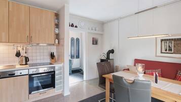 Fridge, oven, stovetop, dishwasher