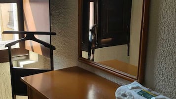 Habitación estándar | Escritorio, sistema de insonorización, wifi gratis y ropa de cama