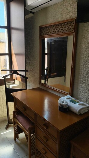 Standard Room | Desk, soundproofing, WiFi (free), bed sheets - Hotel Santaner Veracruz Centro Historico (Veracruz)