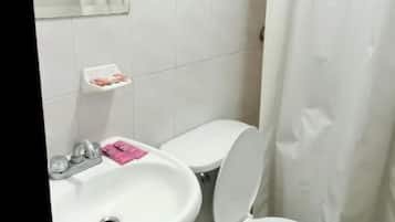 Habitación doble, vista a la ciudad | Baño