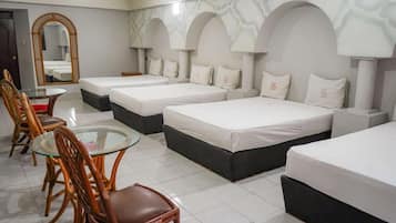 Habitación familiar, varias camas | Escritorio, wifi gratis y ropa de cama