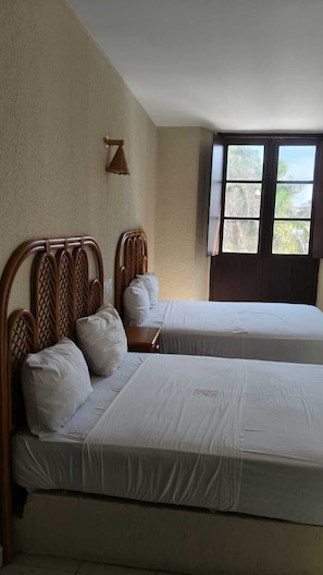 Family Room, Multiple Beds | Desk, soundproofing, free WiFi, bed sheets - Hotel Santaner Veracruz Centro Historico (Veracruz)