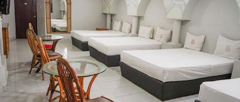 Habitación doble, vista a la ciudad | Escritorio, wifi gratis y ropa de cama