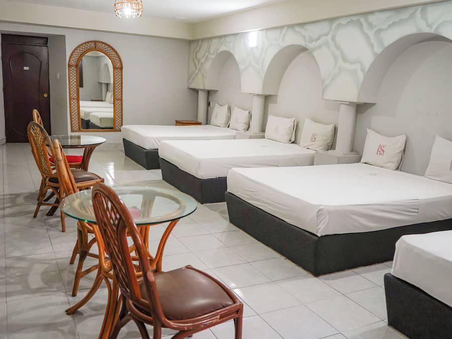 Quarto casal, vista para a cidade | Escrivaninha, Wi-Fi de cortesia, roupa de cama