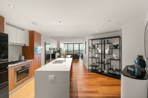 Fridge, microwave, stovetop, dishwasher - Skylight Brisbane Apartment (Brisbane City)