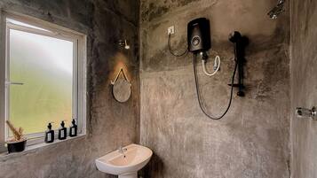 Habitación Deluxe doble, balcón, vistas al jardín | Baño | Ducha, toallas, champú y papel higiénico