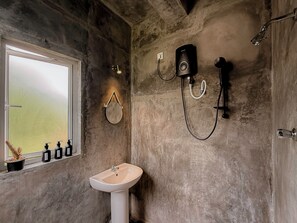 Deluxe Double Room, Balcony, Garden View | Bathroom | Shower, towels, shampoo, toilet paper