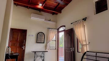 Deluxe Double Room, Balcony, Garden View | Desk