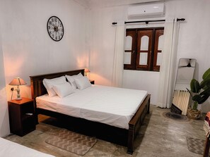 Classic Double or Twin Room, Pool View | Desk