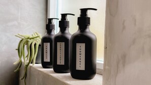 Three black bottles labeled 'shampoo,' 'conditioner,' and 'shower gel' on a ledge. - Chill Tangalle (Tangalle)