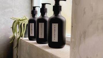 Kahden hengen deluxe-huone (yksi tai kaksi sänkyä), näköala puutarhaan | Kylpyhuoneen mukavuudet | Suihku, pyyhkeet, sampoo, vessapaperi