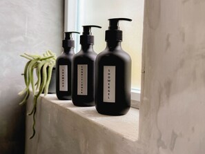 Deluxe Double or Twin Room, Garden View | Bathroom amenities | Shower, towels, shampoo, toilet paper