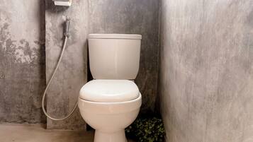 Kahden hengen deluxe-huone, parveke, näköala puutarhaan | Kylpyhuone | Suihku, pyyhkeet, sampoo, vessapaperi