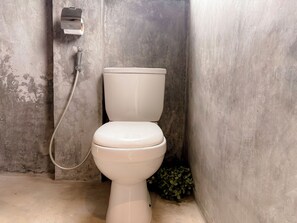 Deluxe Double Room, Balcony, Garden View | Bathroom | Shower, towels, shampoo, toilet paper - Chill Tangalle (Tangalle)