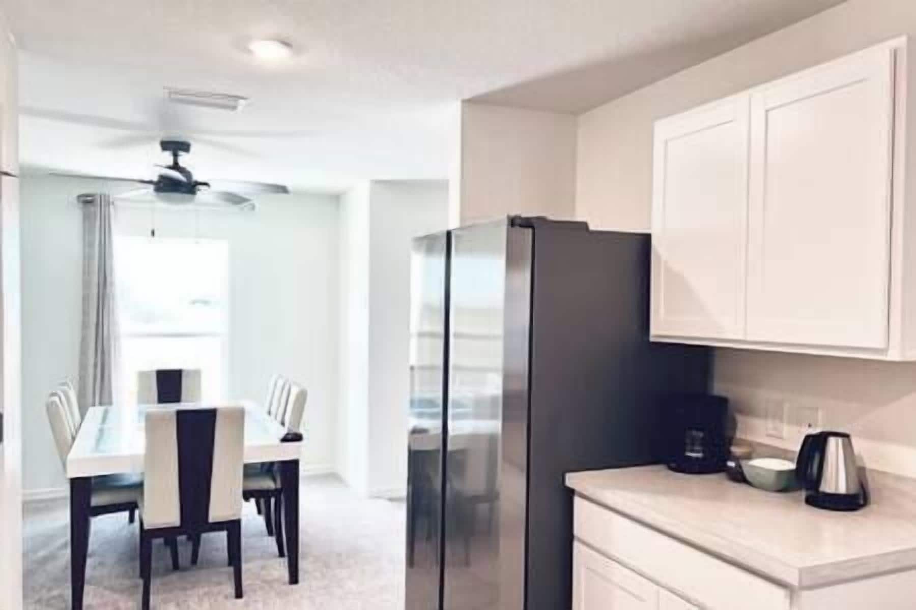 Réfrigérateur, micro-ondes, four, cafetière/bouilloire