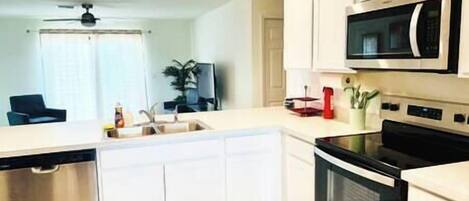 Frigorifero, microonde, forno, macchina per tè/caffè