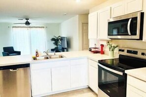 Fridge, microwave, oven, coffee/tea maker - Perfect Family Stay | 3BR/2BA Home in Cape Coral (Cape Coral)