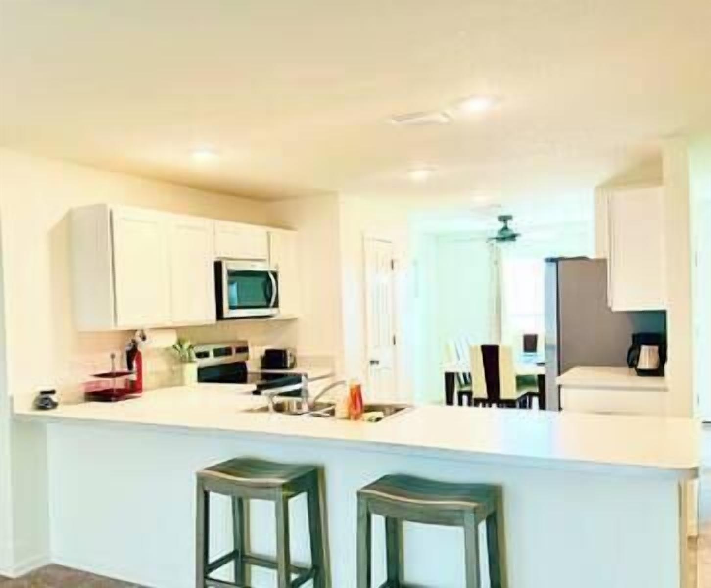 Réfrigérateur, four à micro-ondes, un four, cafetière-théière