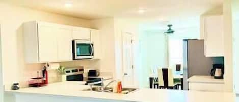 Réfrigérateur, micro-ondes, four, cafetiÚre/bouilloire