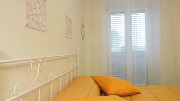 Camera, balcone | Una scrivania