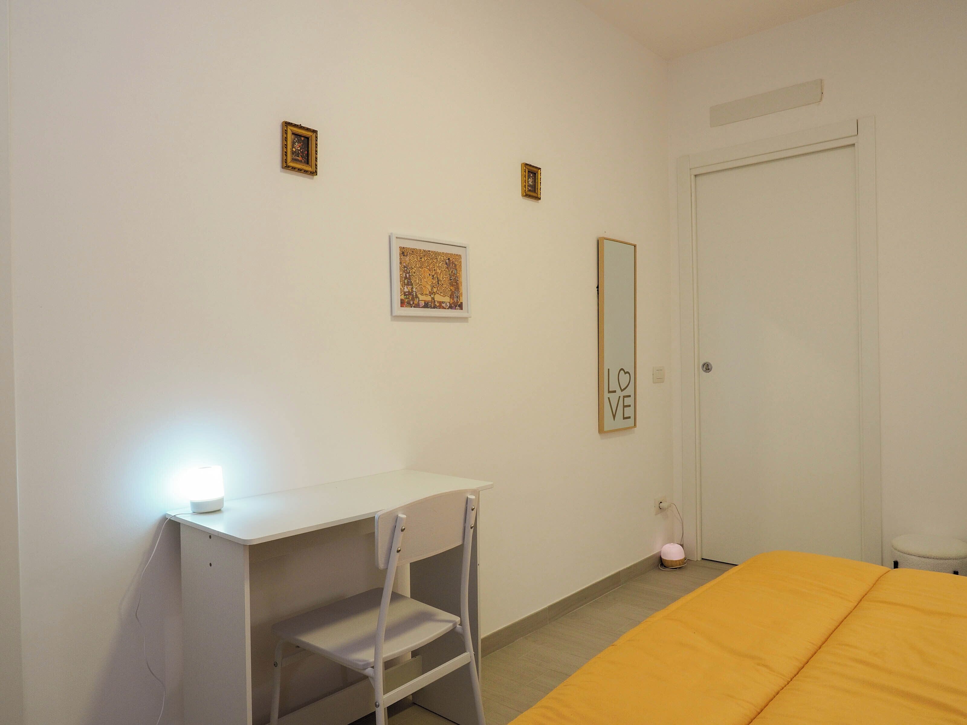 Room, Balcony | Desk