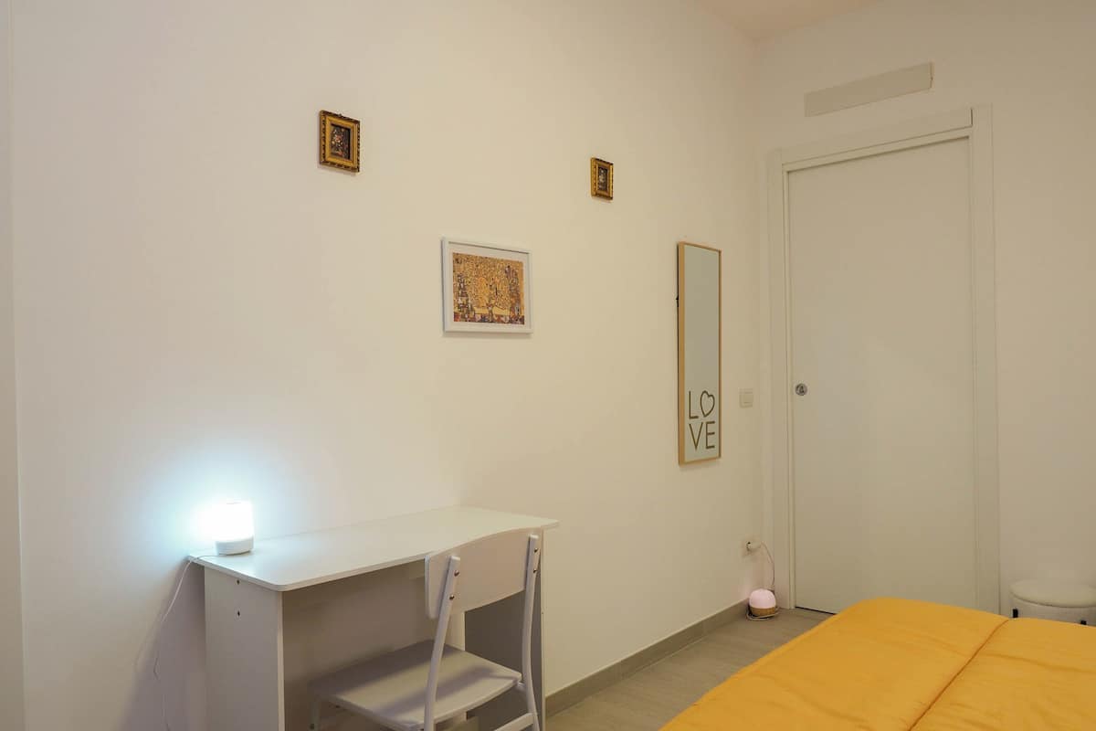 Room, Balcony | Desk