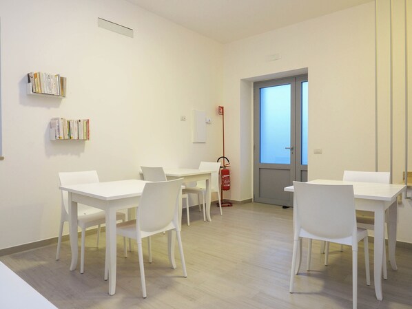 Habitación, balcón | Restaurantes